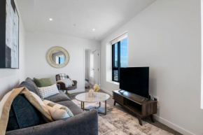 Bright and Modern 2BR Apt with Stunning Bay Views